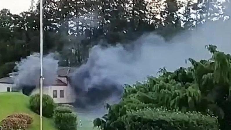Incêndio atingiu a "Casa dos Buggies", onde estavam aparcados 12 veículos de golfe