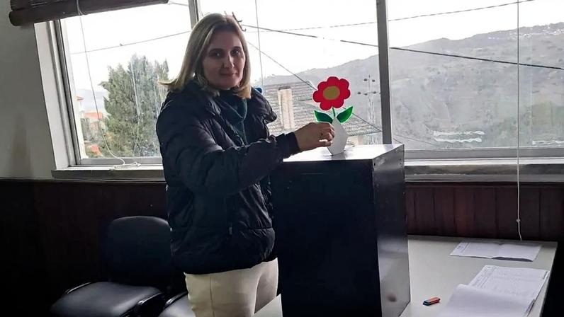 Eleitora vota na freguesia de Paradela e Granjinha