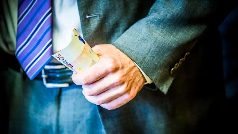 Há quatro anos consecutivos em queda, o país está melhor, ainda assim, do que Espanha, Grécia ou Itália. Transparência Internacional exige estratégia