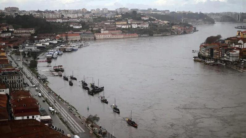 Barco foi atingido, matando duas pessoas e deixando um sobrevivente.