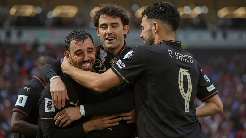 A ministra do Ambiente e Energia, Maria da Graça Carvalho, desloca-se num bote durante a vista para acompanhar a situação do Rio Tejo e os impactos das cheias no Cartaxo