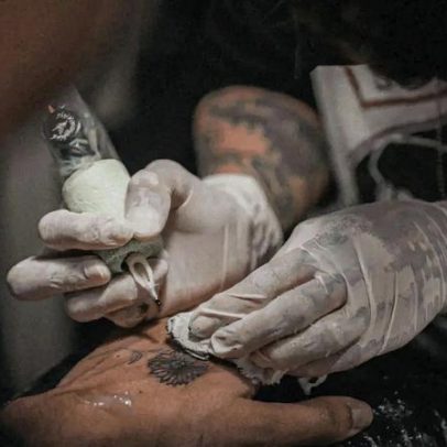 Militar expulso da GNR por tatuagens no pescoço, cabeça e mãos