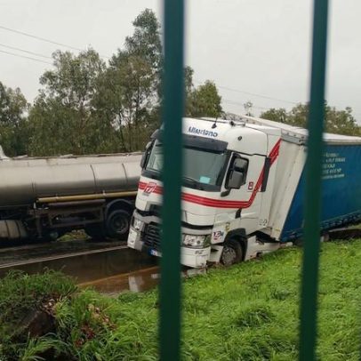 Dois despistes de pesados bloqueiam a EN118 entre Samora Correia e Alcochete