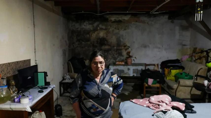 Madalena Azevedo vive numa casa sem condições de habitabilidade desde a passagem da depressão Kristin