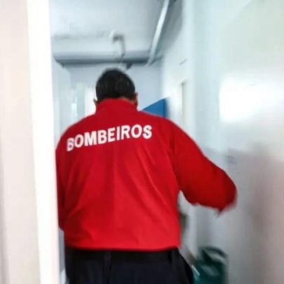 Bombeiros intoxicados por monóxido de carbono em armazém de carros antigos