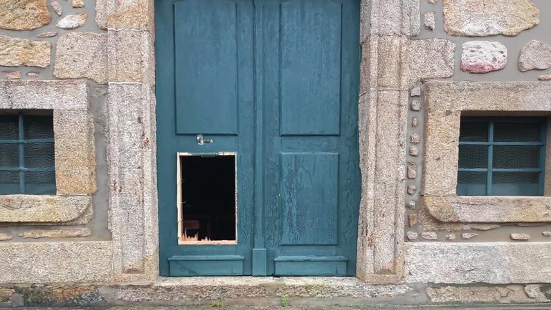 Em causa está uma tentativa de assalto à Capela da Senhora da Graça, situada na rua Costa e Silva, em Lanhelas