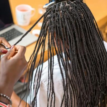 Extensões de cabelo podem conter toxinas numa mistura perigosa, diz estudo