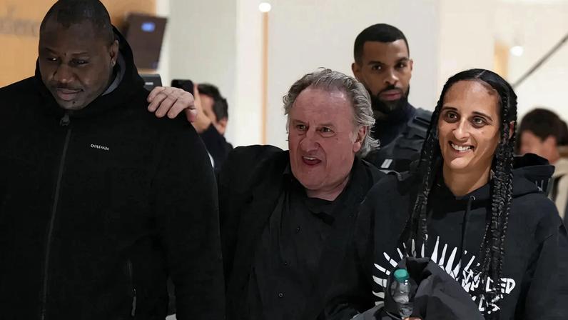 Roxane Depardieu à saída do Tribunal de Paris com o pai, Gérard Depardieu, após uma das audiências do julgamento relacionado com alegados abusos ocorridos durante as filmagens de "Les Volets Verts"