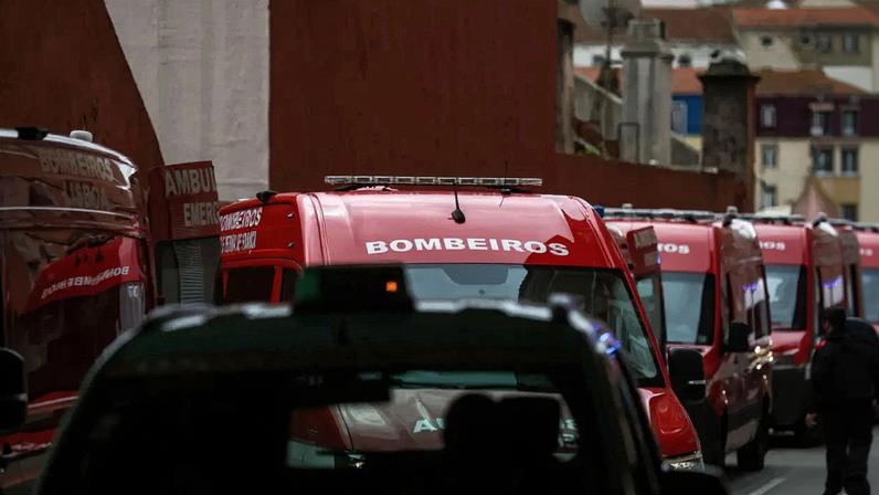 António Lindim olha o espelho de água da janela de casa
