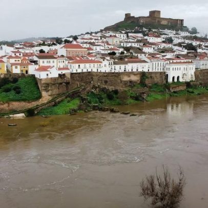 Rio Guadiana em Mértola baixa, mas preocupações com cheias persistem