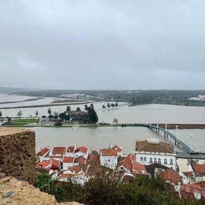 Inundação em Alcácer do Sal com mobiliário a flutuar no rio
