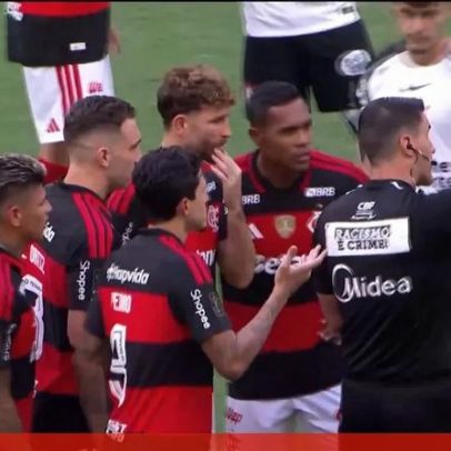 Árbitro usa VAR antes do 2.ª tempo para expulsar jogador por lance da 1.ª