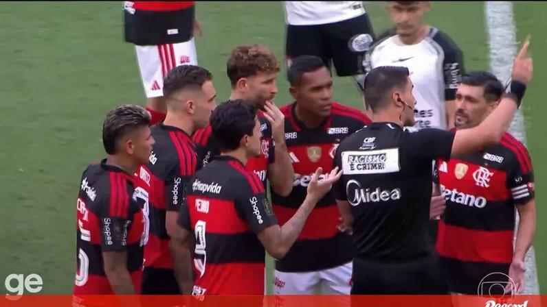 Árbitro do Flamengo-Corinthians foi ao VAR antes do início da 2.ª parte para expulsar jogador por lance... na 1.ª