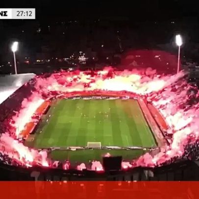 Tochas no estádio marcam homenagem dos adeptos do PAOK