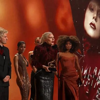 Lady Gaga envia mensagem às mulheres ao receber Grammy
