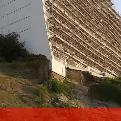 Derrocada em praia de Sesimbra coloca prédio em risco