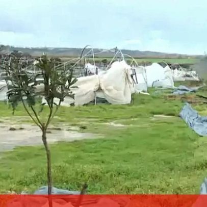 Inundação faz famílias ficarem sem teto e sem chão