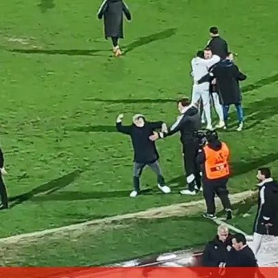 Álvaro Pacheco cumprimenta Farioli e celebra no final do Casa Pia-FC Porto