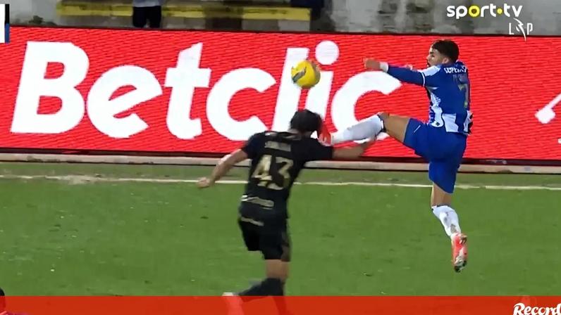 Casa Pia-FC Porto: William Gomes viu vermelho direto por esta entrada à cabeça de um adversário