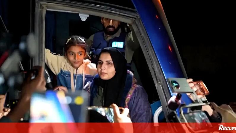 «Vendaram-nos, amarraram-nos e interrogaram-nos»: palestiniana relata regresso a Gaza através da passagem de Rafah