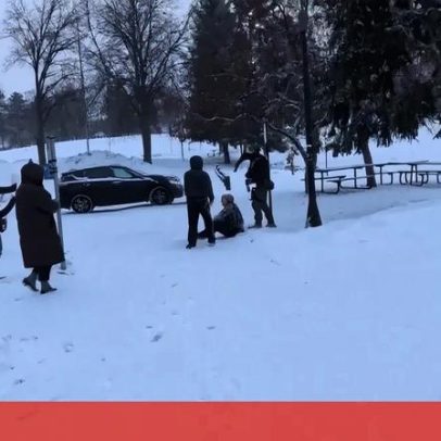 Confrontos em Minneapolis entre agentes de imigração e manifestantes com arma apontada