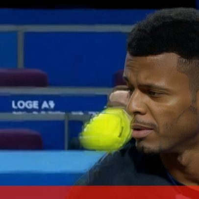 Tenista abandona jogo após acertar a bola no próprio olho