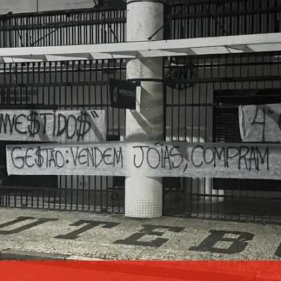 Protesto contra a direção do Santos mostra imagens com o slogan Vendem jóias