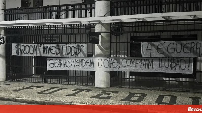 «Vendem jóias, compram ilusão»: as imagens do protesto contra a direção do Santos