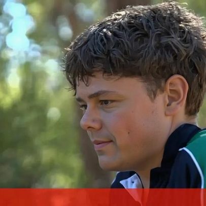 Rapaz de 13 anos nada quatro horas para salvar família no mar, Austrália