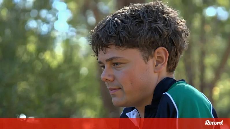 Rapaz de 13 anos nada quatro horas e salva família à deriva no mar na Austrália