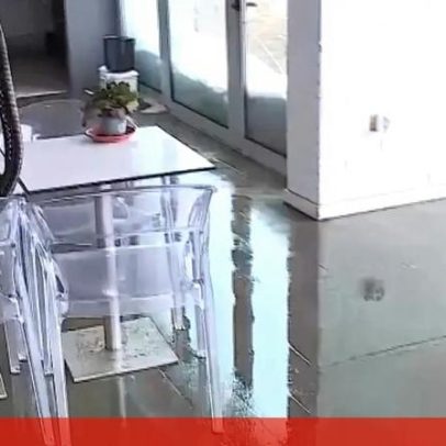 Água e lama cobrem chão de café em Esposende por mau tempo