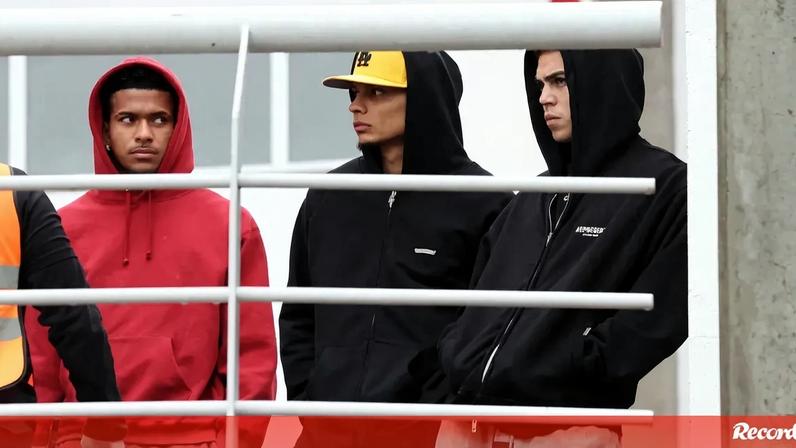 Figuras de peso no Seixal: jogadores e estrutura do Benfica a assistir ao duelo da Youth League