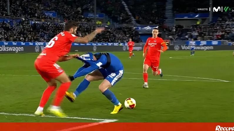 O surreal penálti marcado por falta sobre o ex-portista Toni Martínez