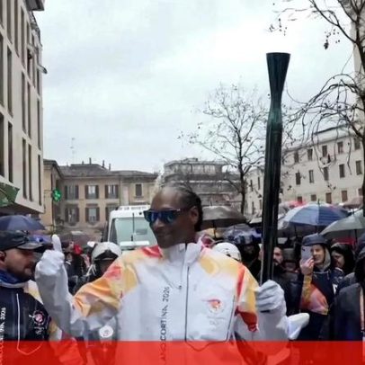 Snoop Dogg ergue tocha olímpica antes dos Jogos de Inverno em Itália
