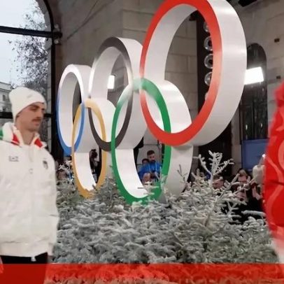 Atletas desfilam com uniformes oficiais antes dos Jogos de Inverno na Itália