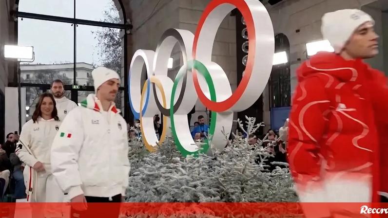 Atletas desfilam com uniformes oficiais antes dos Jogos Olímpicos de Inverno em Itália