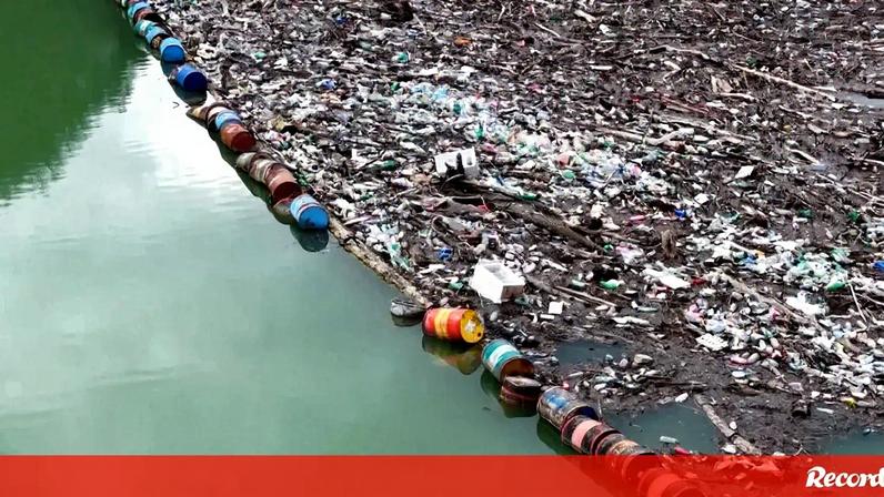 Ativistas pretendem acabar com o problema do lixo sazonal na Bósnia que se acumula nas barreiras instaladas na central hidroelétrica em Visegrad.