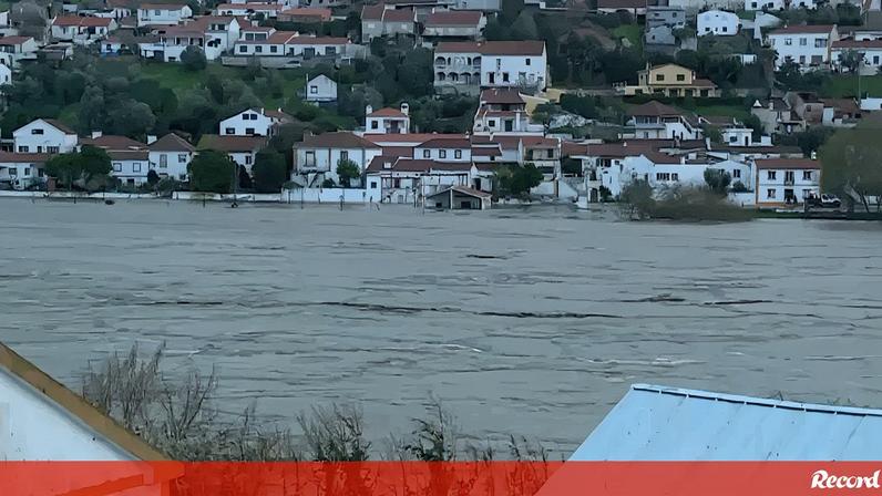 Imagens mostram água às portas da aldeia do Arripiado devido à subida do rio Tejo no concelho da Chamusca