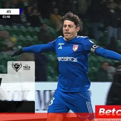 Árbitro usa VAR e aponta penálti contra Sporting; Nenê converte