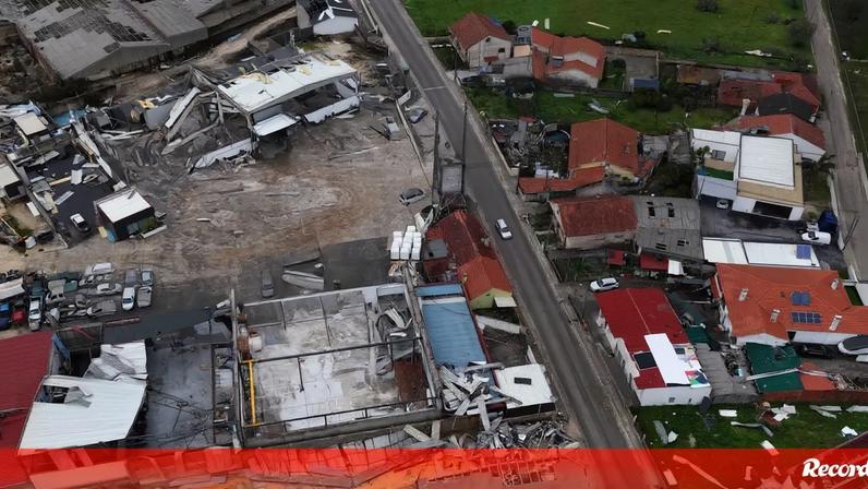 Casas destelhadas, outdoors caídos, vigas de metal atravessadas nas casas...
