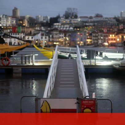 Douro transborda de madrugada, ocupando margens no Porto e Gaia