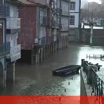 Porto: sapadores colocam barco em ruas alagadas para evacuação