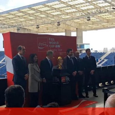 Roberto Carlos leva troféu do Mundial ao Estádio do Dragão