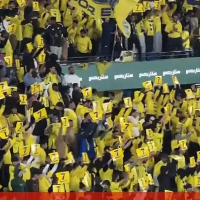Adeptos do Al Nassr apoiam Ronaldo com faixas ao minuto 7