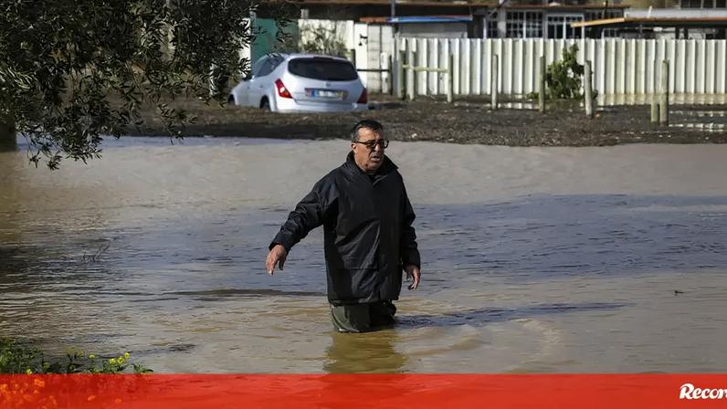 Localidade de Tancos tem várias zonas alagadas. Rio Tejo continua com correntes fortes