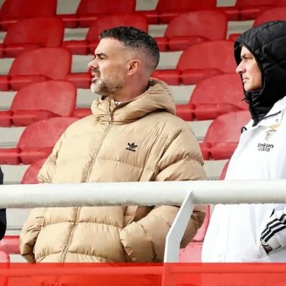 Mourinho atento às promessas do Benfica ao ver jogo de juvenis