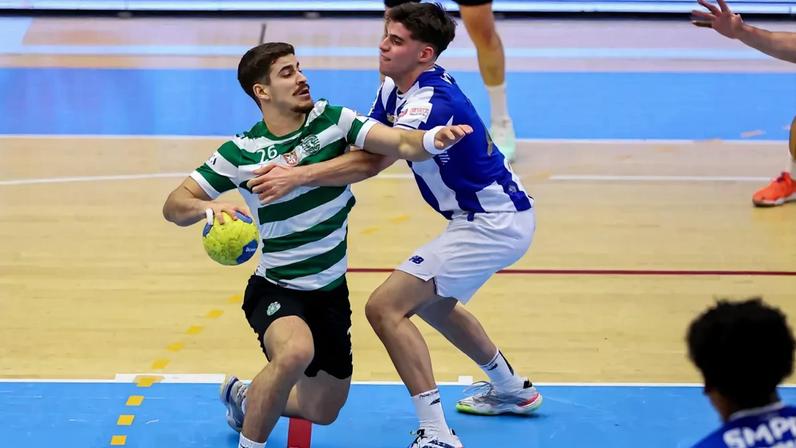 Jogadores de FC Porto e Sporting durante o clássico de andebol