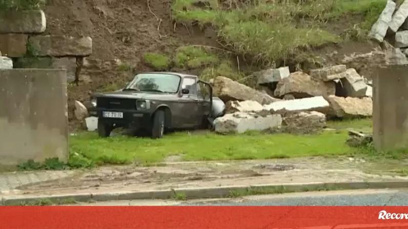 Incidente provocou danos na habitação e deixou os habitantes em sobressalto. Uma viatura ficou ainda destruída