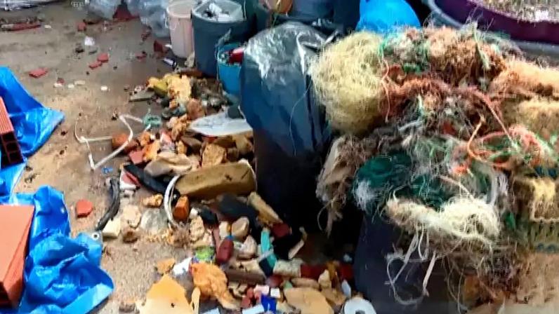 O teto de um armazém de organização de conservação do ambiente em Peniche voou e as paredes ameaçam ruir.