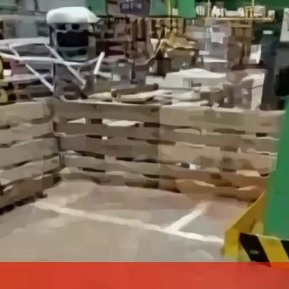 Centro logístico de supermercado em Loures fica inundado por chuva intensa